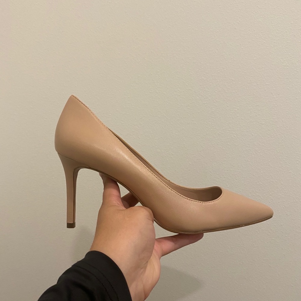 Banana Republic Madison 12-Hour Pump